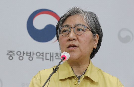 코로나19 예방접종 대응 추진단장을 맡은 정은경 질병관리청장(중앙방역대책본부장)이 3일 오후 충북 청주시 질병관리청에서 열린 코로나19 예방접종 이상 반응 신고사례 및 조사 경과 등의 브리핑을 마친 뒤 이어진 취재진의 질문에 답변하고 있다. <연합뉴스>